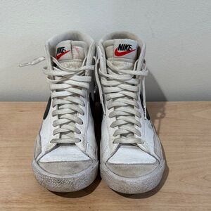 Nike White and Black Sneakers